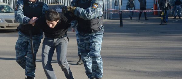 Оммавий муштлашув ва отишмадан сўнг қабристон ОМОН жангчилари томонидан қуршаб олинди Оммавий муштлашув ва отишмадан сўнг қабристон ОМОН жангчилари томонидан қуршаб олинди - Sputnik Ўзбекистон