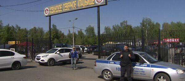 Полицейские оцепили Хованское кладбище в Москве из-за массовой драки Полицейские оцепили Хованское кладбище в Москве из-за массовой драки - Sputnik Узбекистан