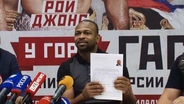 Боксер Рой Джонс написал заявление на получение паспорта РФ - Sputnik Узбекистан