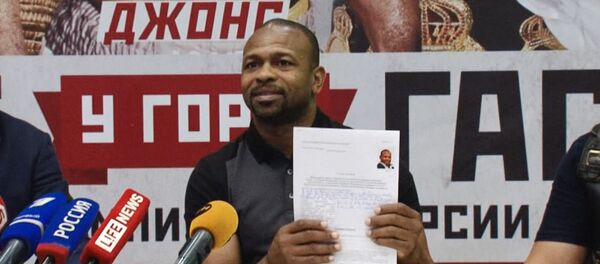 Боксер Рой Джонс написал заявление на получение паспорта РФ Боксер Рой Джонс написал заявление на получение паспорта РФ - Sputnik Узбекистан