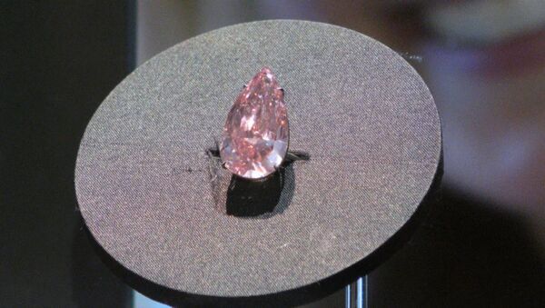Уникальный розовый алмаз за $28 млн показали перед аукционом Sotheby's - Sputnik Узбекистан