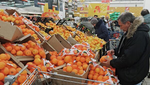 Предновогодняя продажа продовольственных товаров - Sputnik Узбекистан