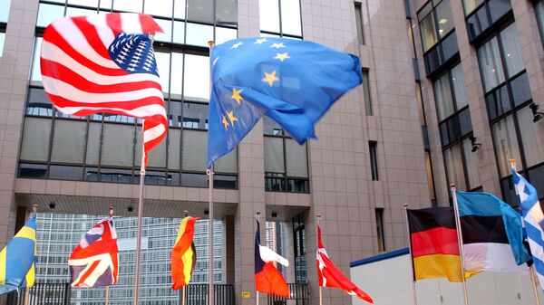 Flagi USA i UE w Brukseli - Sputnik Ўзбекистон