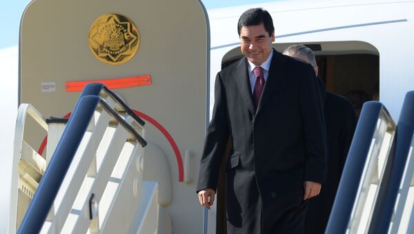 Президент Туркмении Гурбангулы Бердымухамедов спускается по трапу самолета - Sputnik Узбекистан