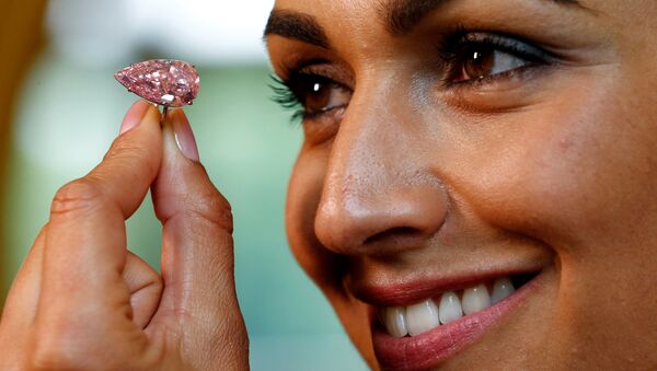 Крупнейший розовый бриллиант, известный как Уникальный розовый (Unique Pink) - Sputnik Ўзбекистон