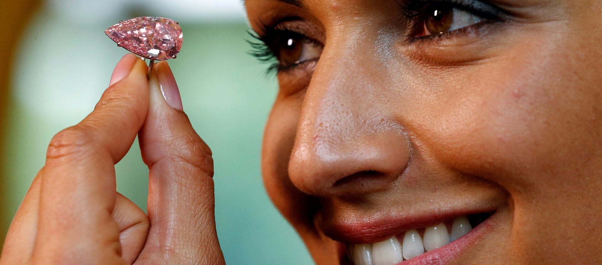 Крупнейший розовый бриллиант, известный как Уникальный розовый (Unique Pink) - Sputnik Ўзбекистон, 1920, 24.02.2021