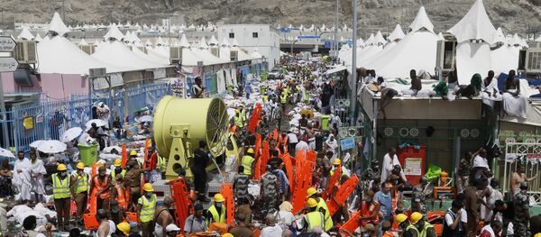 Мусульманские паломники и спасатели собираются вокруг жертв давки в долине Мина - Sputnik Узбекистан