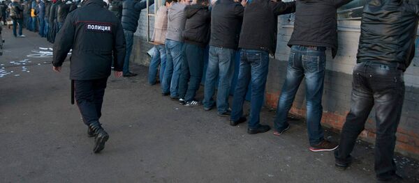 Российская полиция задерживает мигрантов во время рейда в Москве - Sputnik Узбекистан