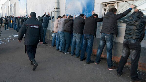 Российская полиция задерживает мигрантов во время рейда в Москве - Sputnik Узбекистан