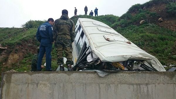Падение в пропасть автобуса на горной дороге Цхинвал-Канчавети в Южной Осетии - Sputnik Узбекистан