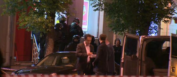 Спецназ ликвидировал налетчика на банк в Москве. Съемка с места ЧП - Sputnik Узбекистан