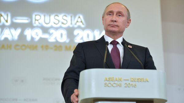 RF Prezidenti Vladimir Putin Rossiya - ASEAN sammiti yakuni bo‘yicha o‘tkazilgan matbuot-anjumanida - Sputnik O‘zbekiston