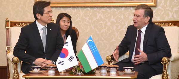 Премьер-министр Южной Кореи Хван Ге Ан и премьер Узбекистана Шавкат Мириёев - Sputnik Узбекистан