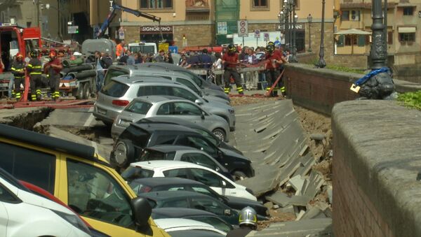 Около 20 машин провалились в яму в центре Флоренции. Кадры с места ЧП - Sputnik Узбекистан