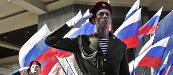 Празднование Дня российского флага в городах России Празднование Дня российского флага в городах России - Sputnik Узбекистан