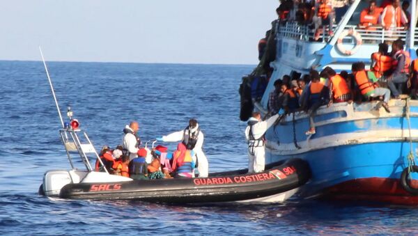 В Средиземном море итальянцы спасли тысячи беженцев у берегов Ливии - Sputnik Узбекистан
