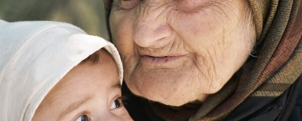 Keksa ayol va bola - Sputnik O‘zbekiston