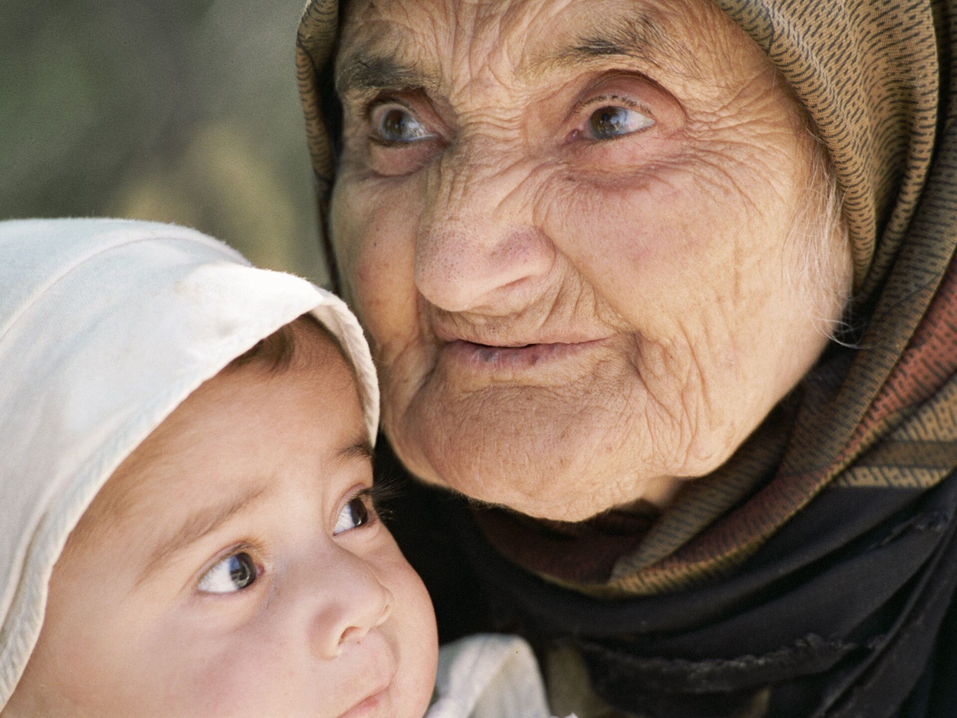 Бабушка сен. Бабушка и внук. Кавказская бабушка. Бабушка и внучка.
