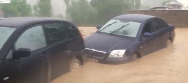 Автомобили в грязевой массе. Кадры из Кадамджая, где сошел сель - Sputnik Узбекистан