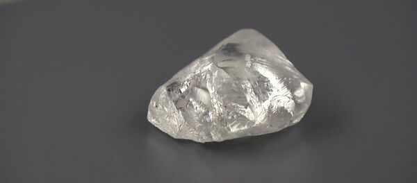 Алмаз весом 207,29 карата: как выглядит найденный в Якутии уникальный камень - Sputnik Узбекистан