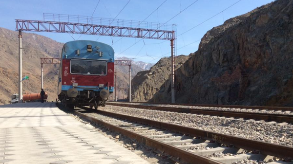 Поезд на горном перевале - Sputnik Узбекистан