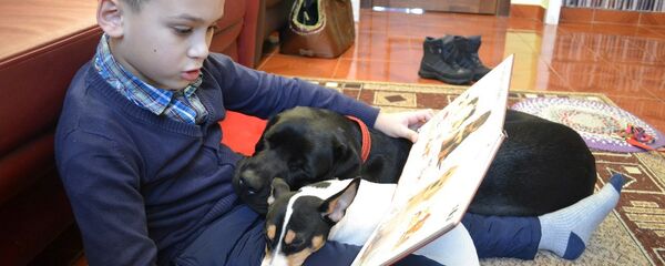 Дети читают книги домашним питомцам. Проект КниГАВ Дети читают книги домашним питомцам. Проект КниГАВ - Sputnik Ўзбекистон