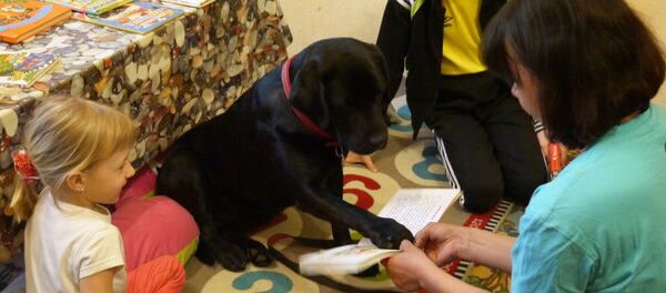 Дети читают книги домашним питомцам. Проект КниГАВ - Sputnik Узбекистан