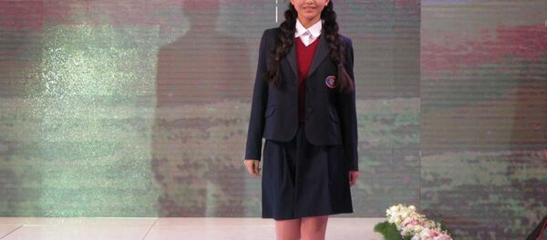 Узбекские дизайнеры представили свое видение школьной формы - Sputnik Узбекистан