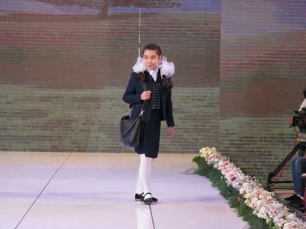 Узбекские дизайнеры представили свое видение школьной формы - Sputnik Узбекистан