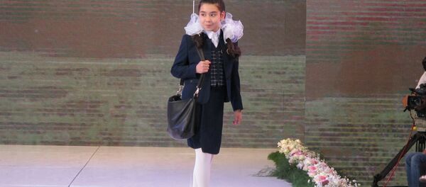 Узбекские дизайнеры представили свое видение школьной формы - Sputnik Узбекистан