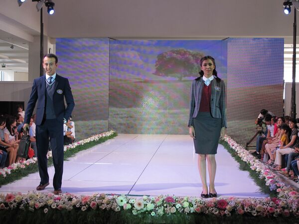 Узбекские дизайнеры представили свое видение школьной формы - Sputnik Узбекистан