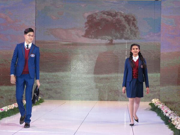 Узбекские дизайнеры представили свое видение школьной формы - Sputnik Узбекистан