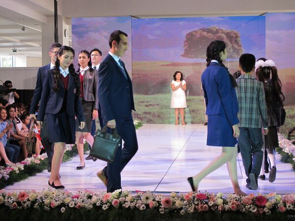 Узбекские дизайнеры представили свое видение школьной формы - Sputnik Узбекистан