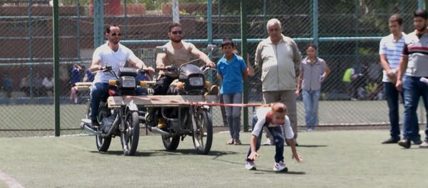 Мотоциклы на хвосте: девочка протащила привязанные к волосам байки - Sputnik Узбекистан