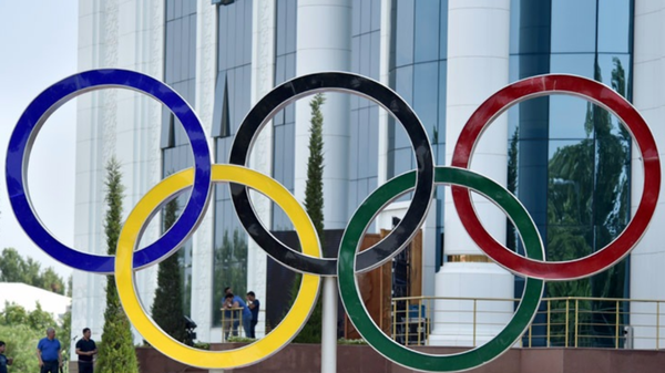 Олимпийские кольца на спортивном празднике в Ташкенте - Sputnik Узбекистан