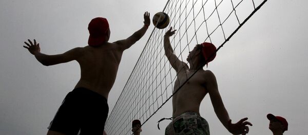 Подростки играют в волейбол на пляже в летнем лагере - Sputnik Узбекистан