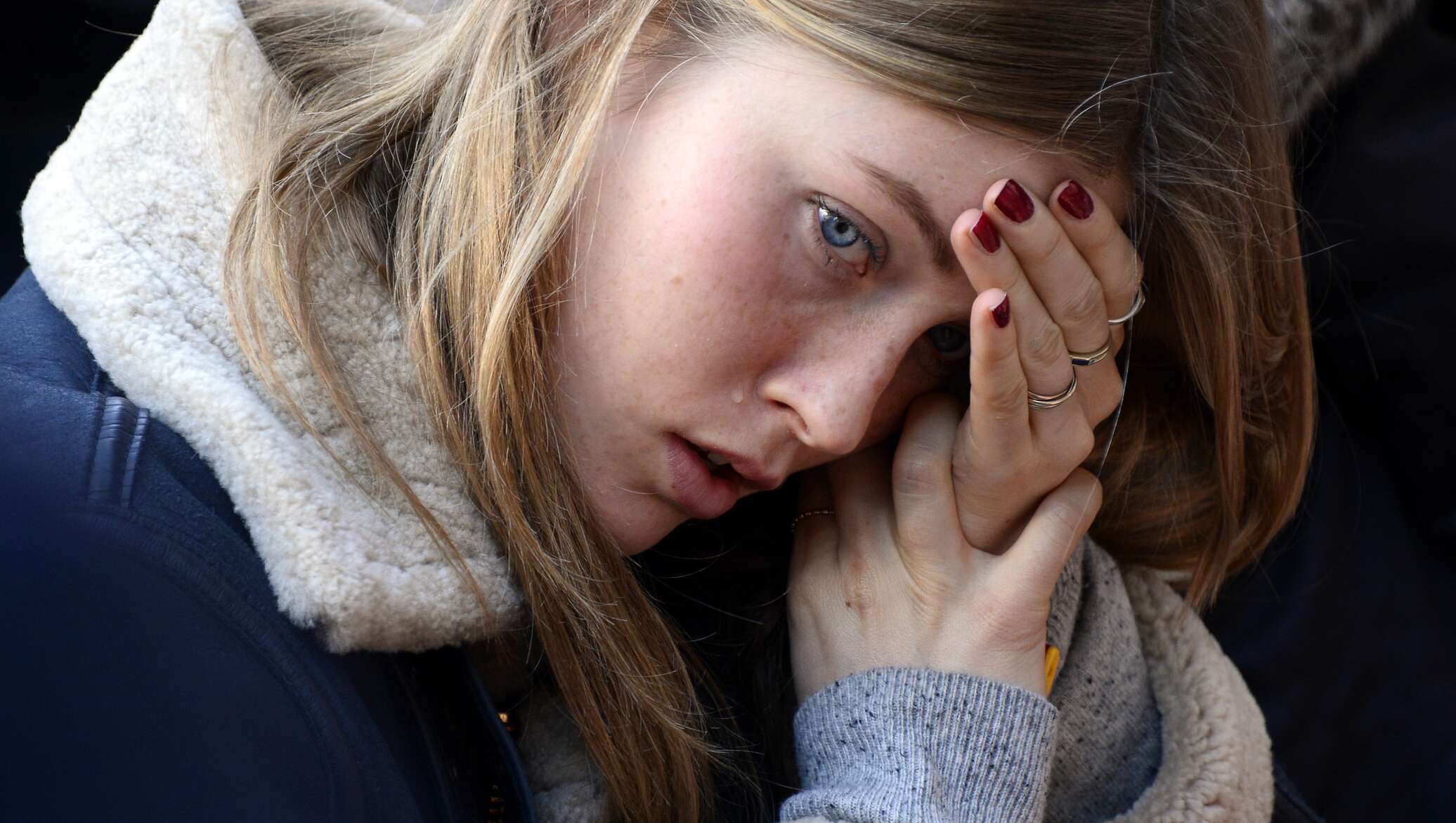 Мегафон қызметкерінің порно видеосы Семіз сиыр ас үйде трахается, жігітті жақсы корозбен тыныштандырады)