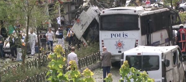 Кадры с места взрыва у автобусной остановки в центре Стамбула Кадры с места взрыва у автобусной остановки в центре Стамбула - Sputnik Узбекистан