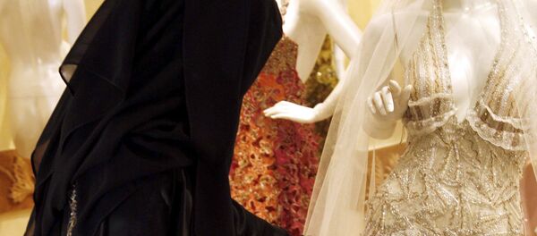 Мусульманская девушка в магазине у свадебного платья Мусульманская девушка в магазине у свадебного платья - Sputnik Ўзбекистон