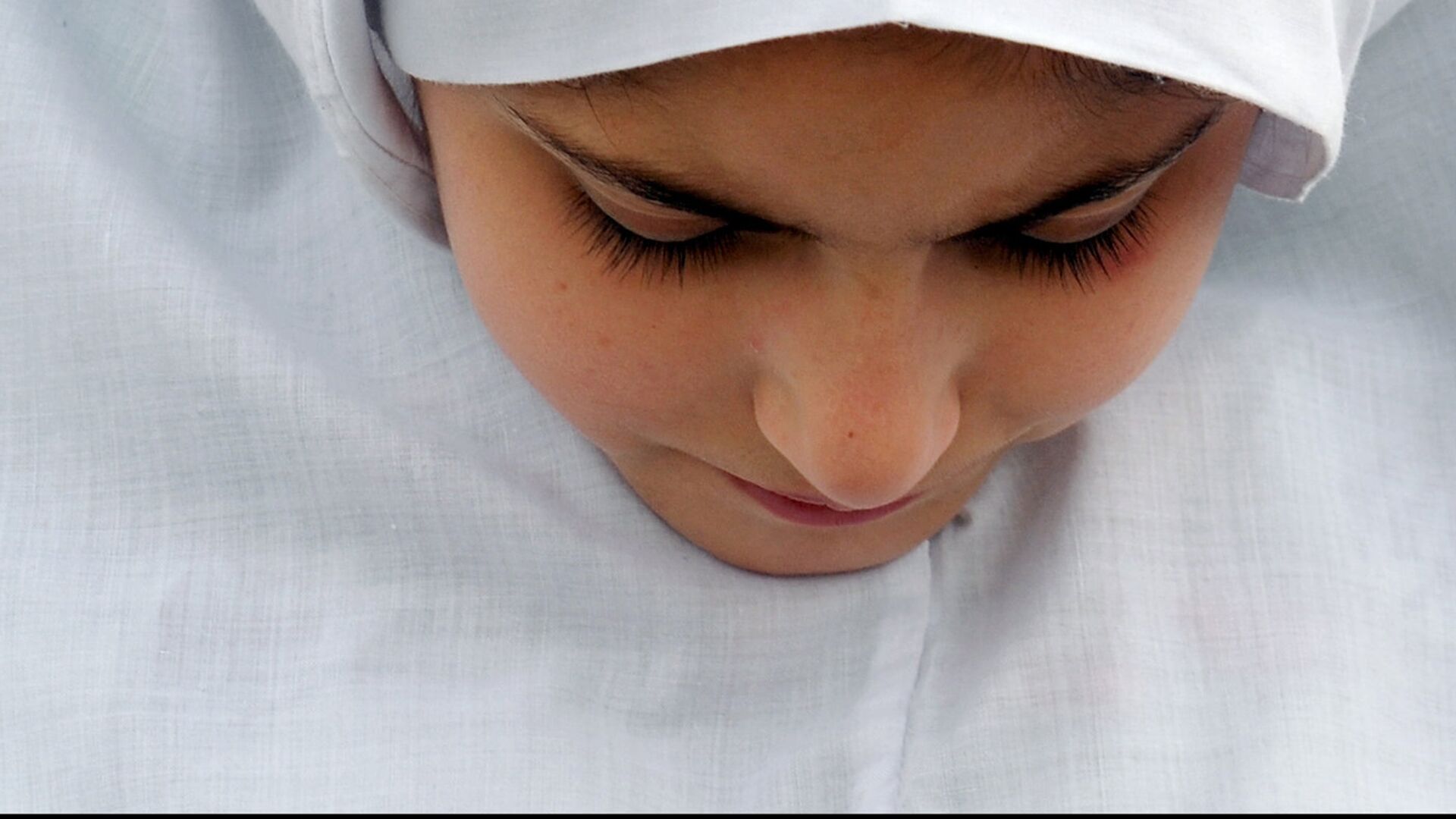 Девушка в белом хиджабе - Sputnik Узбекистан, 1920, 31.03.2022