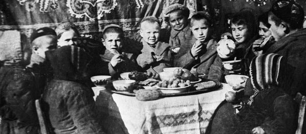 Кузнец из Ташкента и его жена Бахри Акрамова взяли на воспитание и усыновили 15 детей - Sputnik Узбекистан