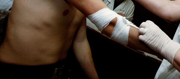 Бригада медицинских работников делает перевязку Бригада медицинских работников делает перевязку - Sputnik Узбекистан