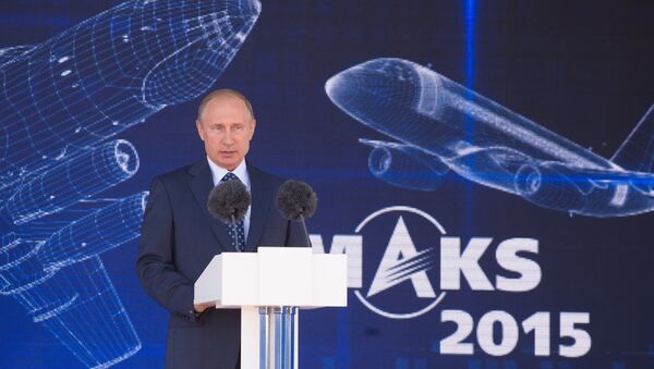 Президент РФ В.Путин посетил  МАКС-2015 - Sputnik Узбекистан