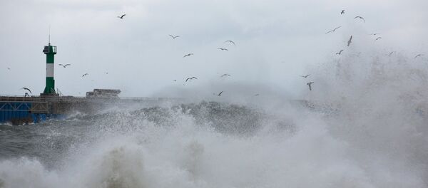 Шторм на набережной у морского грузового порта Шторм на набережной у морского грузового порта - Sputnik Узбекистан