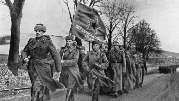 562-й стрелковый полк на марше, февраль 1945 года - Sputnik Узбекистан