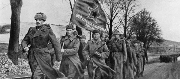 562-й стрелковый полк на марше, февраль 1945 года 562-й стрелковый полк на марше, февраль 1945 года - Sputnik Узбекистан