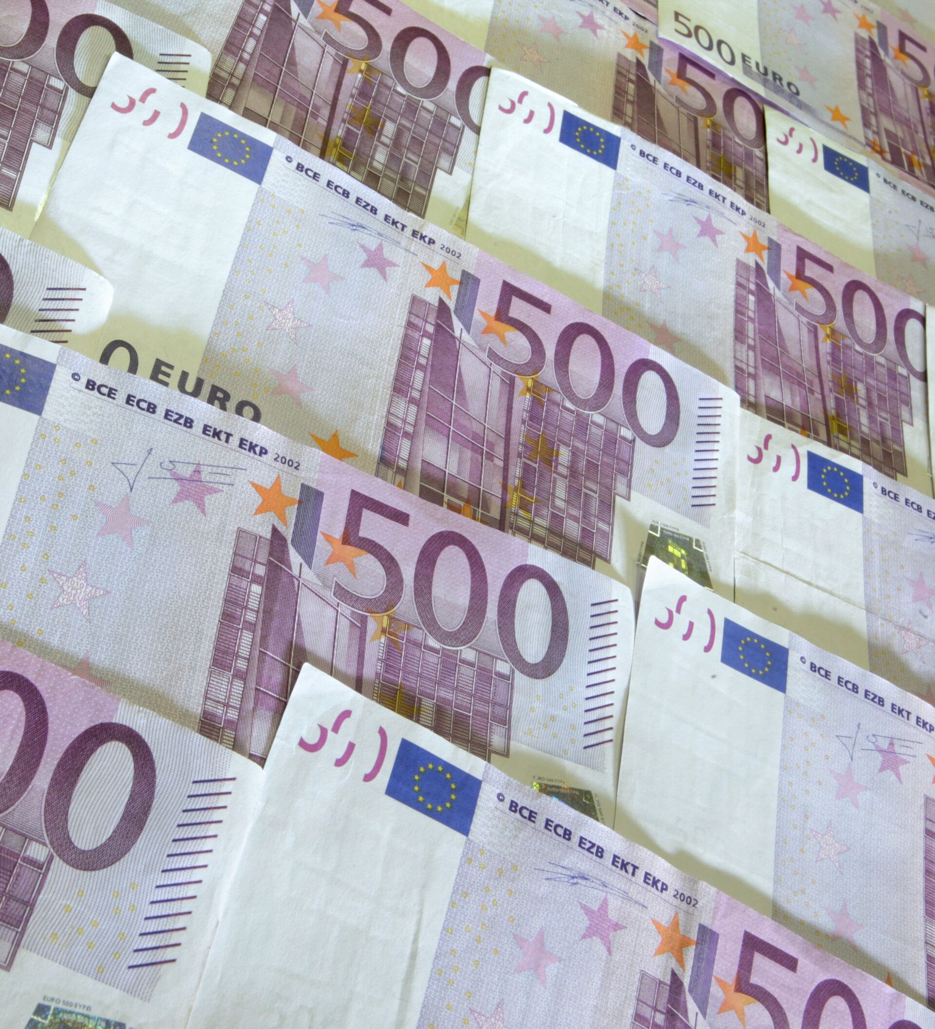 Евро сегодня в сумах. Брак купюр евро. 2000 Евро в долларах.