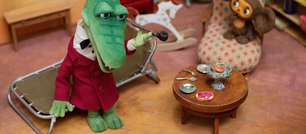 Кукла – персонаж из серии мультфильмов про Чебурашку - Sputnik Узбекистан