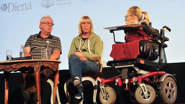 Джоанна О'Риордан с родителями Джоанна О'Риордан с родителями - Sputnik Узбекистан