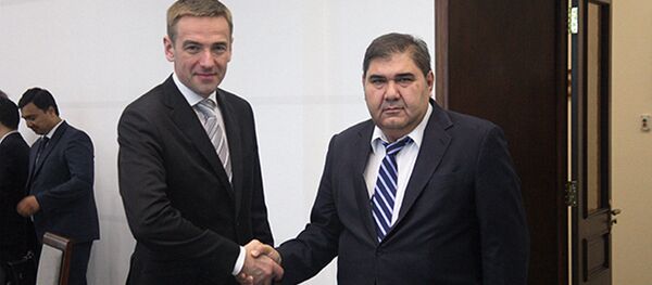 Заместитель министра промышленности и торговли РФ Виктор Евтухов (слева) Заместитель министра промышленности и торговли РФ Виктор Евтухов (слева) - Sputnik Узбекистан